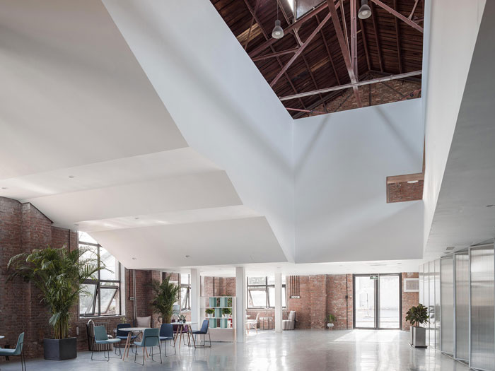 廠(chǎng)房改造辦公室進(jìn)門(mén)區(qū)裝修設(shè)計(jì)效果圖