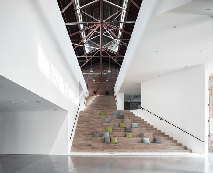 廠(chǎng)房改造辦公室樓梯裝修設(shè)計(jì)效果圖